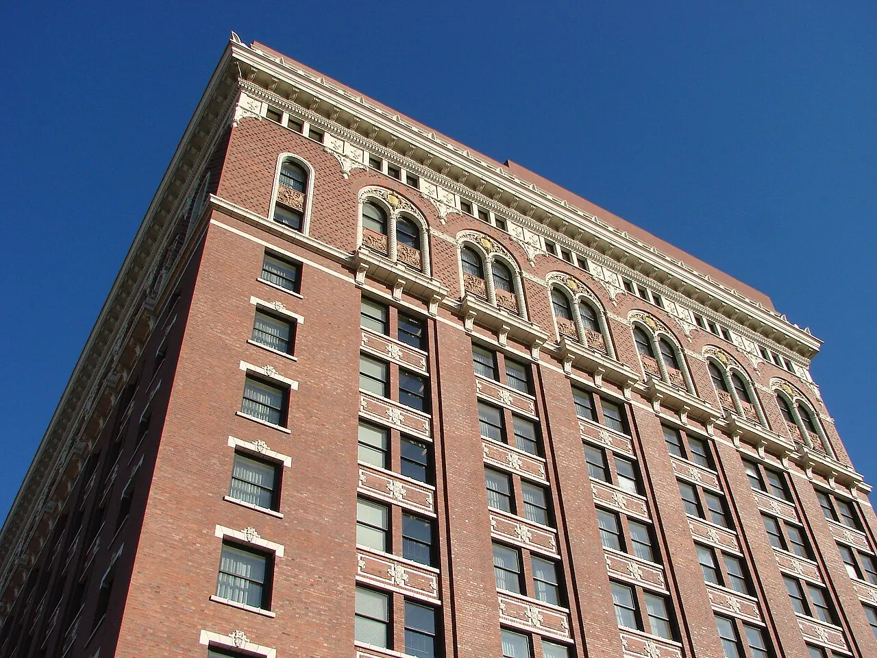 The Historic Davenport Hotel, Spokane: Facade of Historic Davenport Hotel in Autumn Sunshine - Spokane, WA, USA